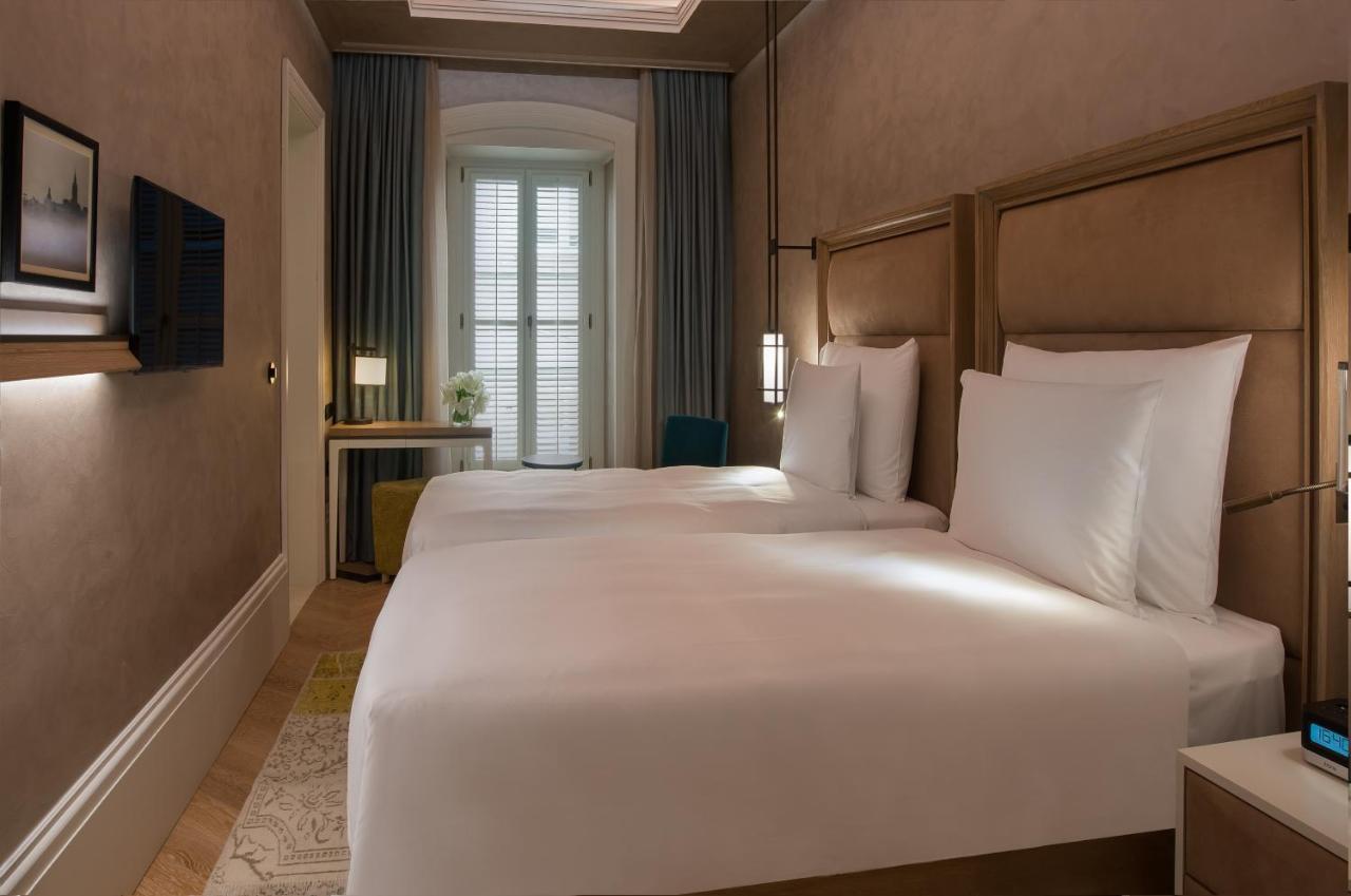 10 Karakoy Hotel Istanbul Exterior foto A room at the hotel