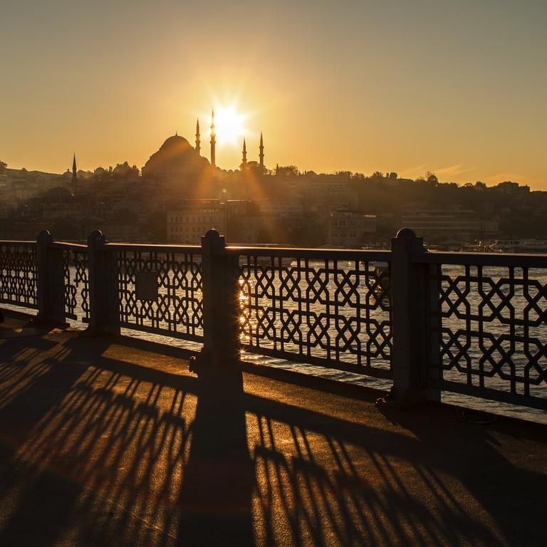 10 Karakoy Hotel Istanbul Exterior foto The Bosphorus at sunset