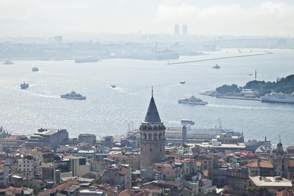 10 Karakoy Hotel Istanbul Exterior foto The Bosphorus, the main artery of the sea, as seen from the Galata Tower.