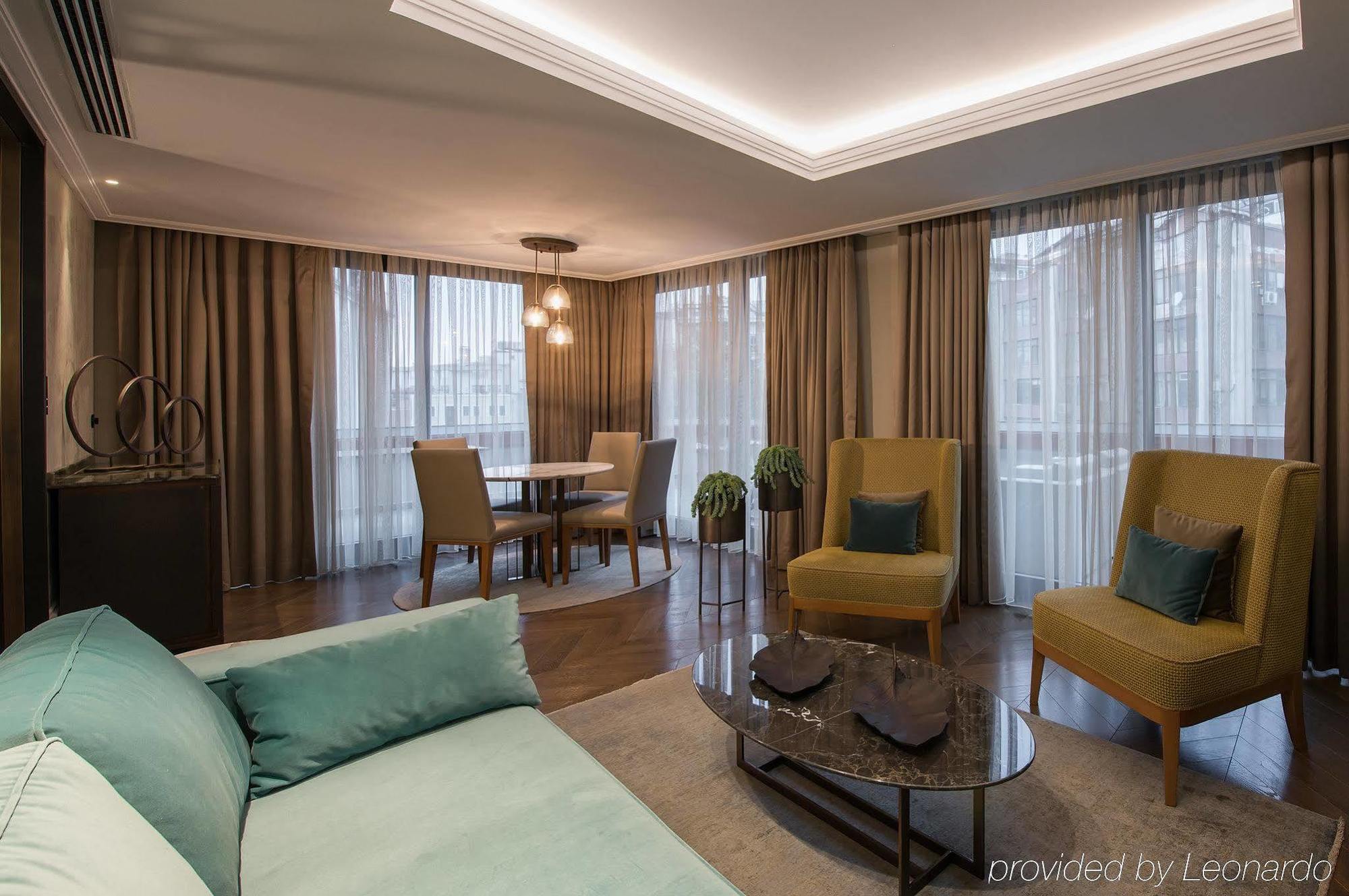 10 Karakoy Hotel Istanbul Exterior foto A living room at the hotel